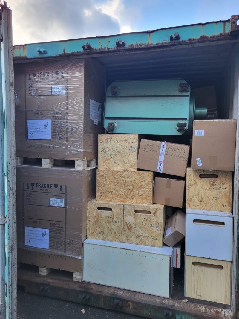 CONTAINER OP WEG NAAR OEGANDA; STEUN IN DE RUG VOOR LOKALE VAKMENSEN ...