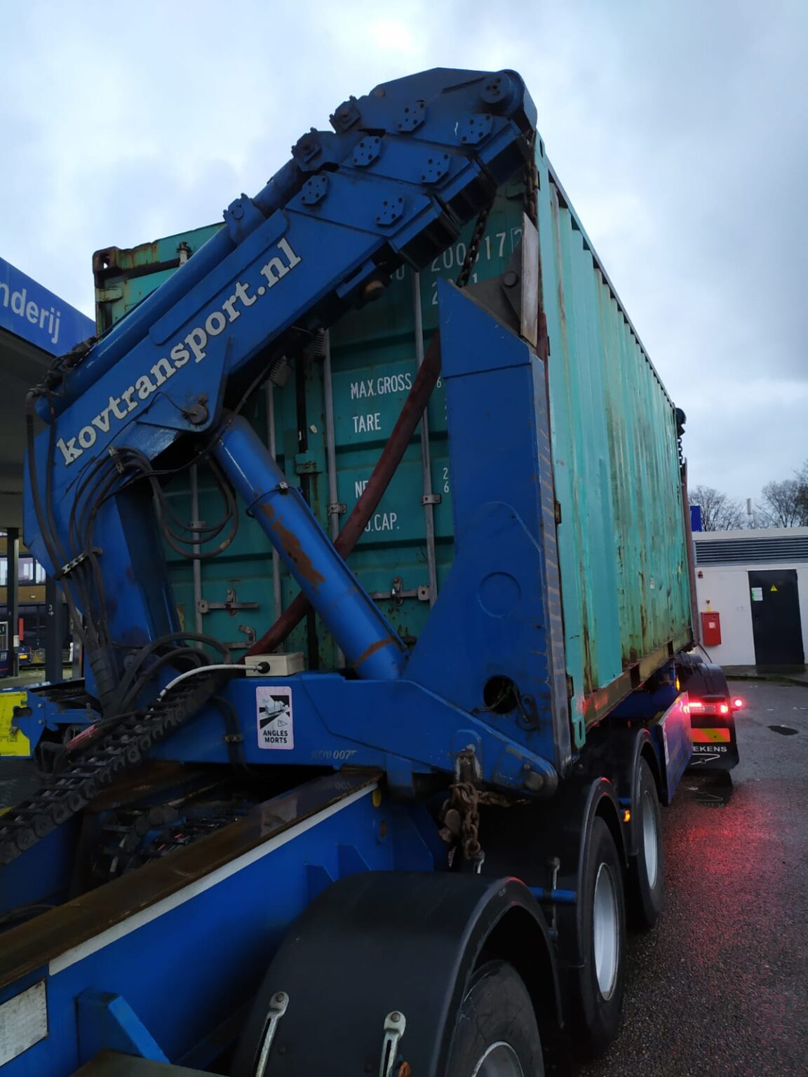CONTAINER OP WEG NAAR OEGANDA; STEUN IN DE RUG VOOR LOKALE VAKMENSEN ...