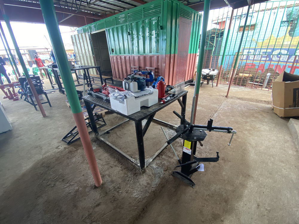 armoedebestrijding-oeganda-vakmanschap-werkplaats-iganga-gered-gereedschap-equip