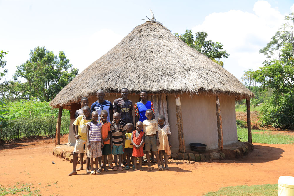 equip-ngo-oeganda-zachia-makoha-en-familie-thuis-in-armoede