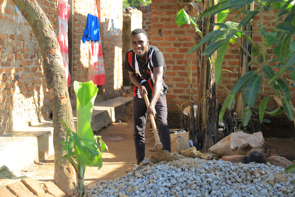 equip-ngo-tonny-mukisa-zand-aangekocht-voor-huisbouw-zelfredzaamheid-oeganda.jpg