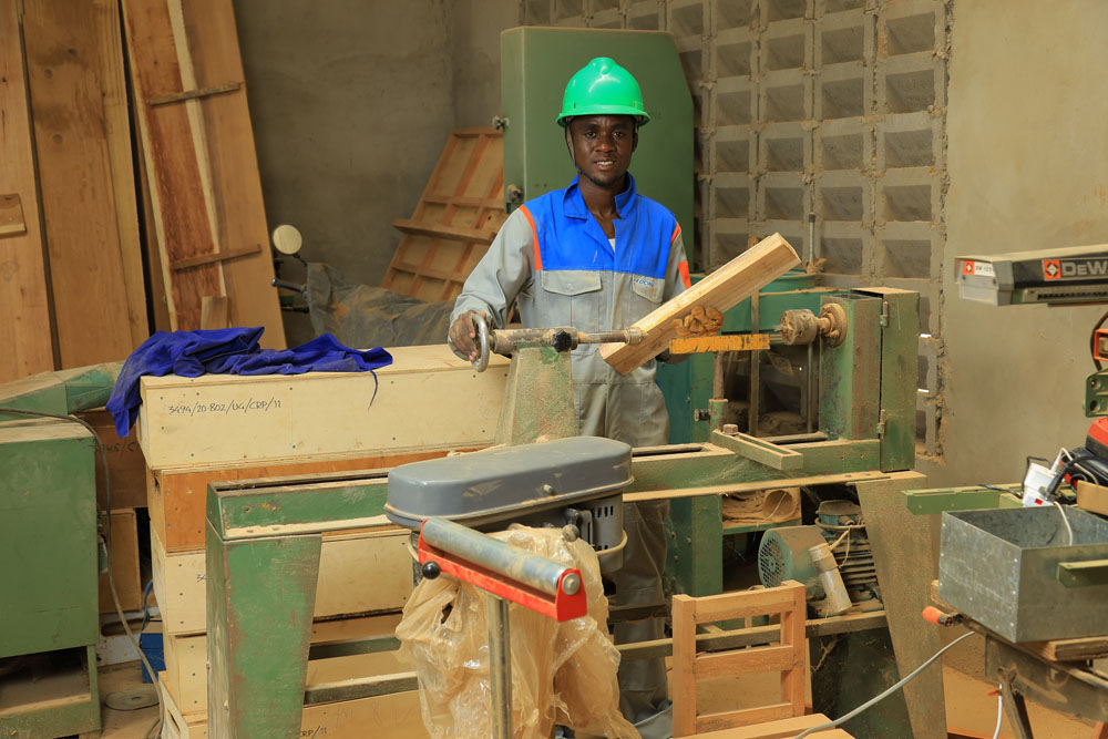 gered-gereedschap-studiebeurs-maakt-tonny-mukisa-vakman-oeganda