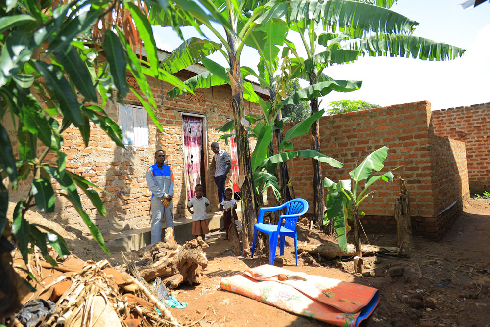 gered-gereedschap-tonny-mukisa-familie-huisbouw-droom-zelfstandig-bestaan-oeganda