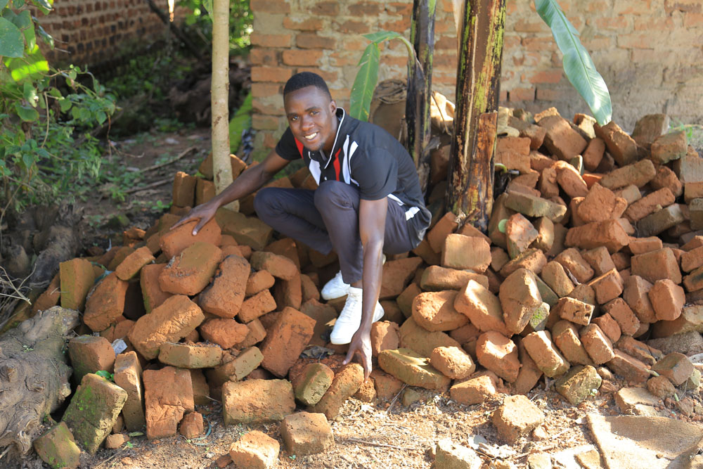 gered-gereedschap-tonny-mukisa-met-stenen-voor-tweede-huis-zelfredzaamheid-oeganda