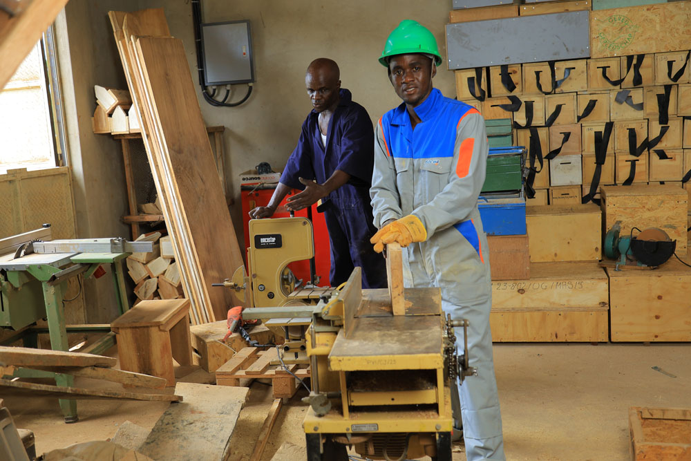 gered-gereedschap-tonny-mukisa-studiebeurs-houtbewerking-vakman-oeganda