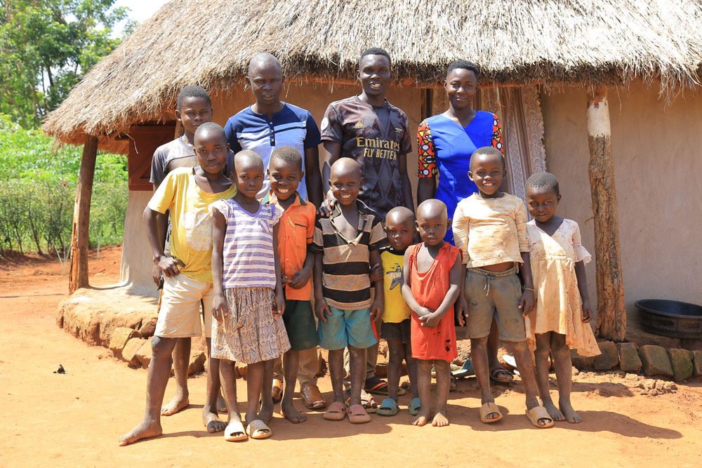 gered-gereedschap-zachia-makoha-met-familie-rietwoning-zelfredzaamheid-oeganda