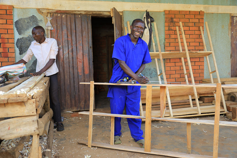 houtbewerker-simon-migangu-werkt-met-gereedschap-equip-ngo