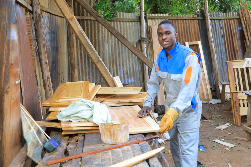 houtbewerking-in-werkplaats-van-oom-tonny-mukisa-equip-ngo-oeganda