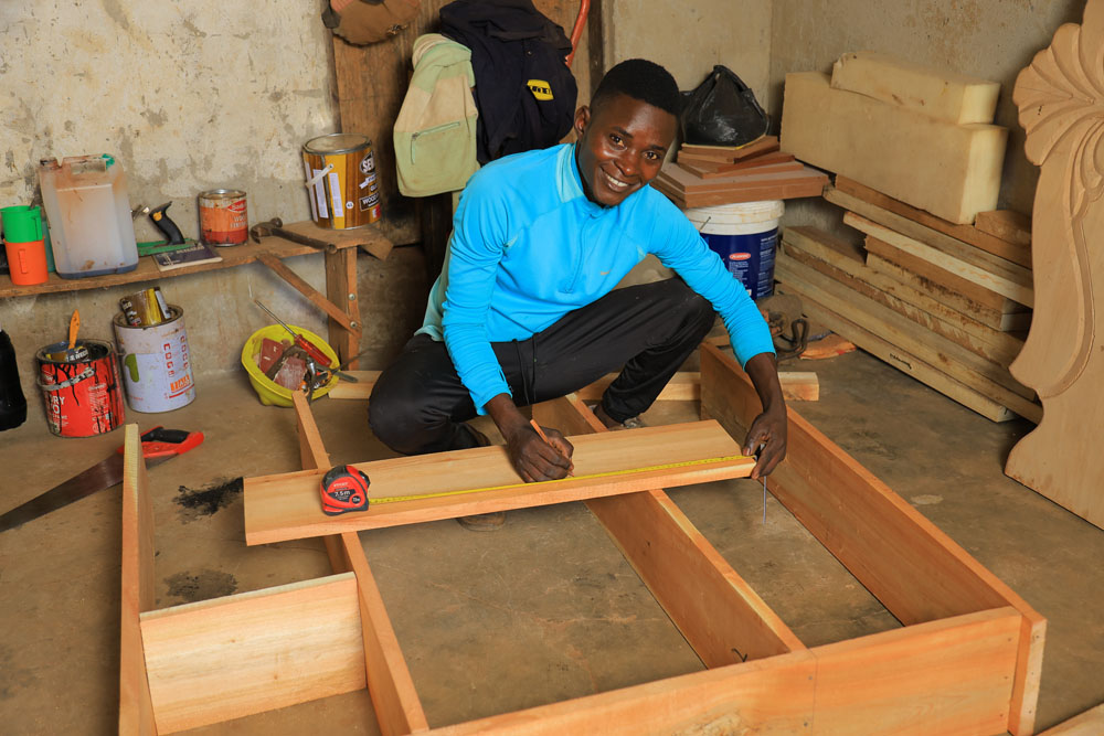 in-de-werkplaats-houtbewerker-reuben-brian-basalirwa-equip-ngo-oeganda