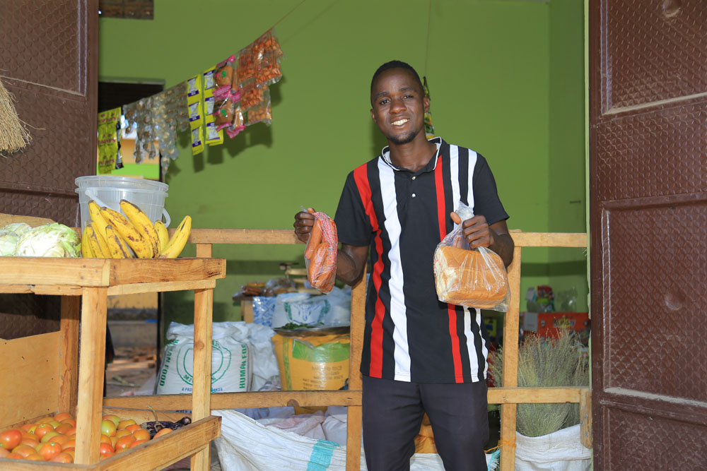 inkopen-voor-huisgezin-lokale-winkel-oeganda-equip-ngo-tonny-mukisa