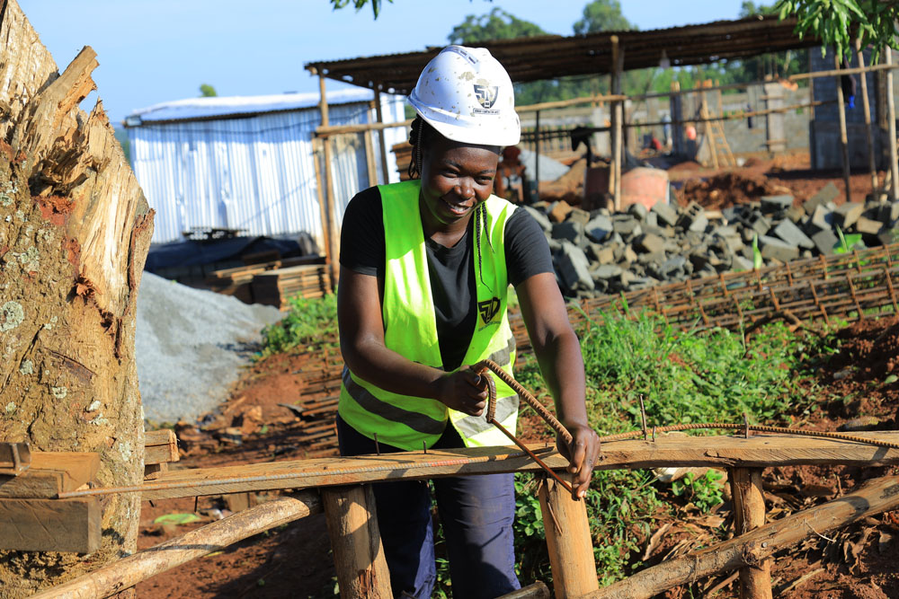 lassende-vrouw-equip-ngo-kampala-oeganda-gered-gereedschap