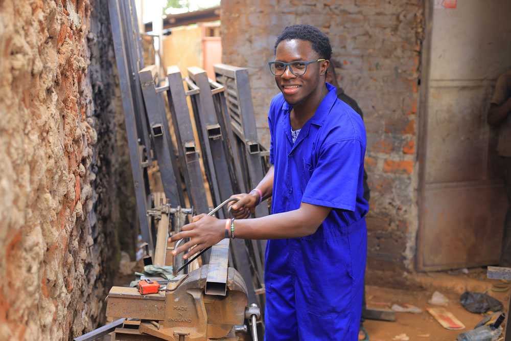 martin-kayima-metaalbewerking-met-gereedschap-en-machines-equip-ngo-oeganda