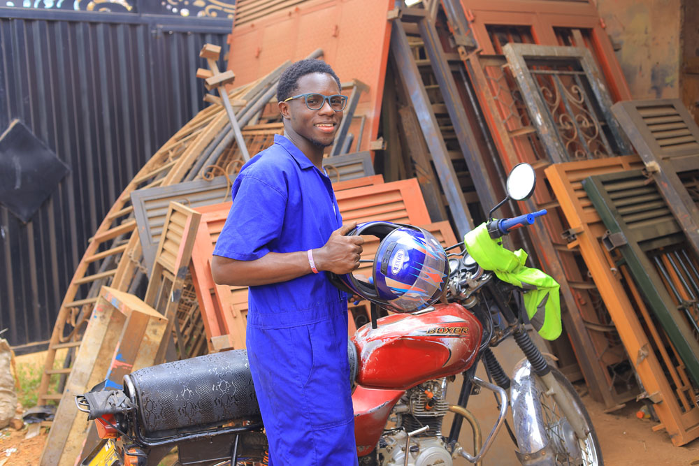 martin-kayima-op-motorfiets-boda-boda-chauffeur-extra-inkomen-oeganda