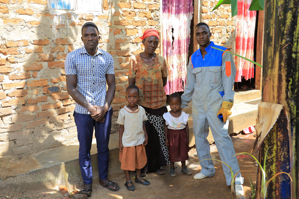 met-familie-bij-huis-tonny-mukisa-onderweg-naar-zelfredzaamheid-oeganda