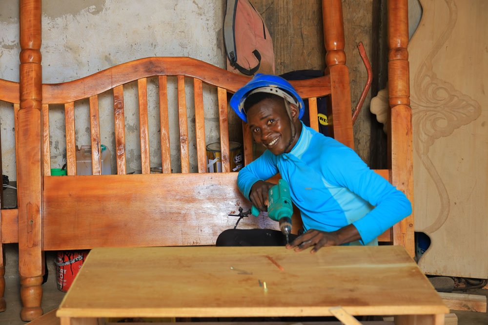 meubels-maken-reuben-brian-basalirwa-houtwerkplaats-equip-ngo-oeganda
