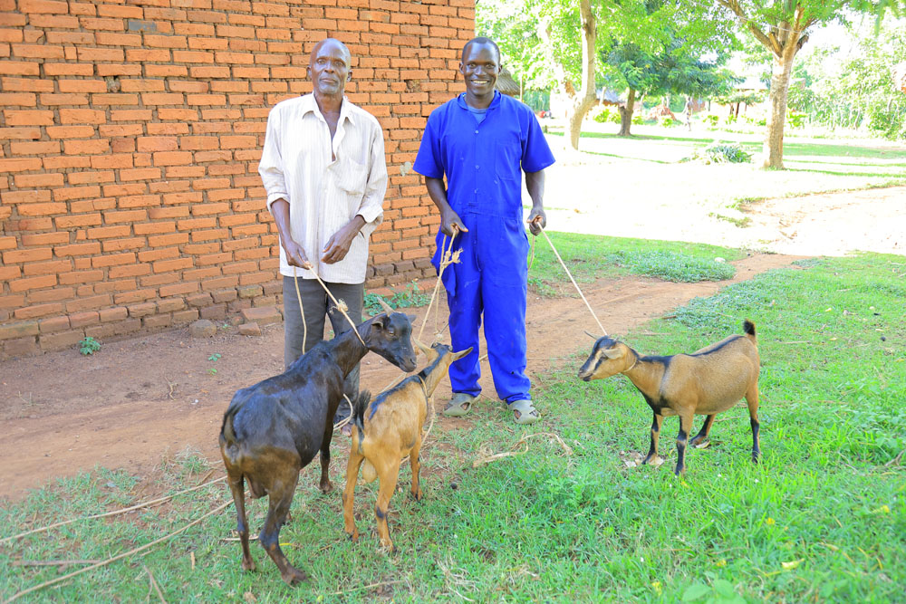 simon-migangu-met-geiten-ondernemerschap-equip-ngo-oeganda