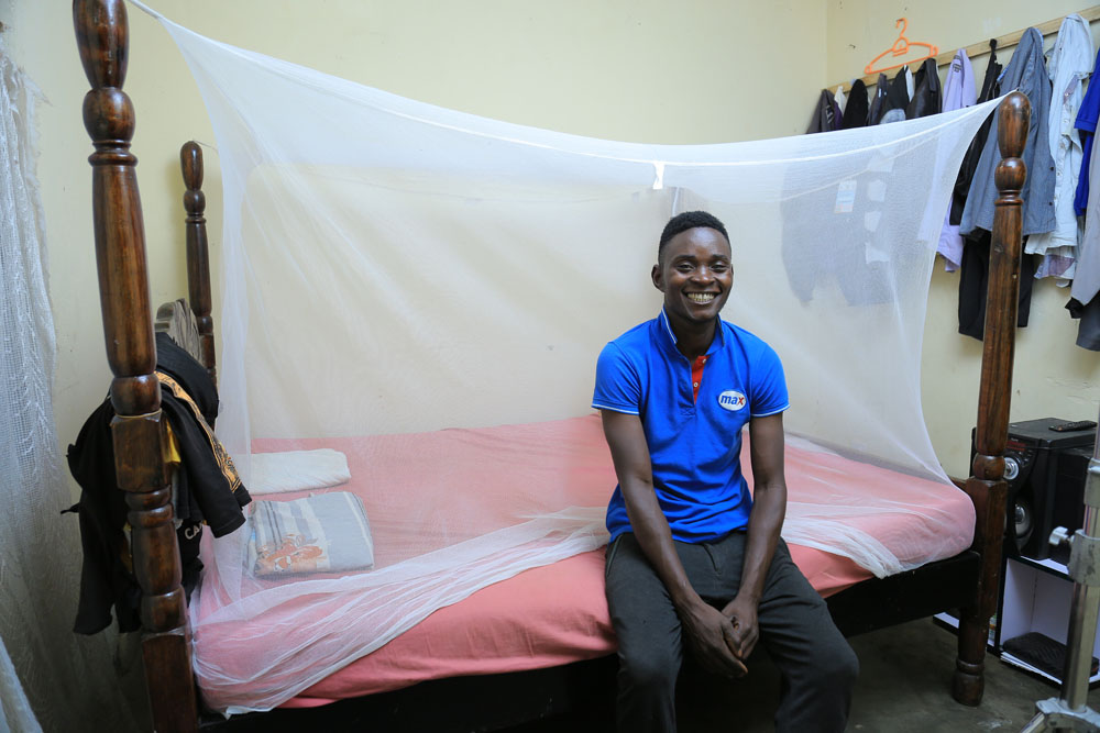 thuis-op-het-bed-reuben-brian-basalirwa-zelfredzaamheid-equip-ngo-oeganda