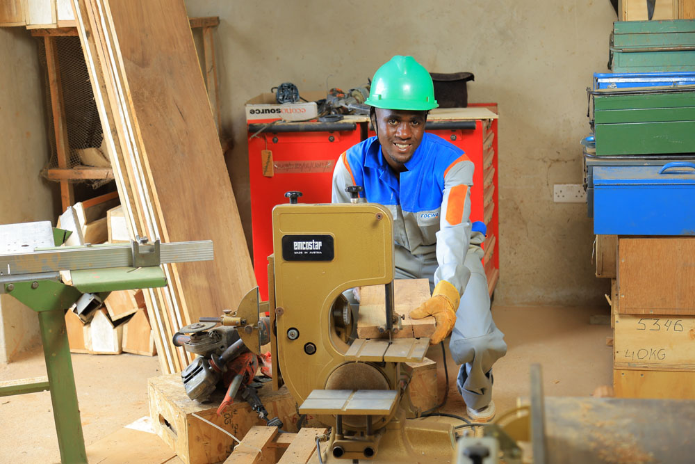 tonny-mukisa-bij-gereedschappen-en-machines-vakschool-equip-ngo-oeganda