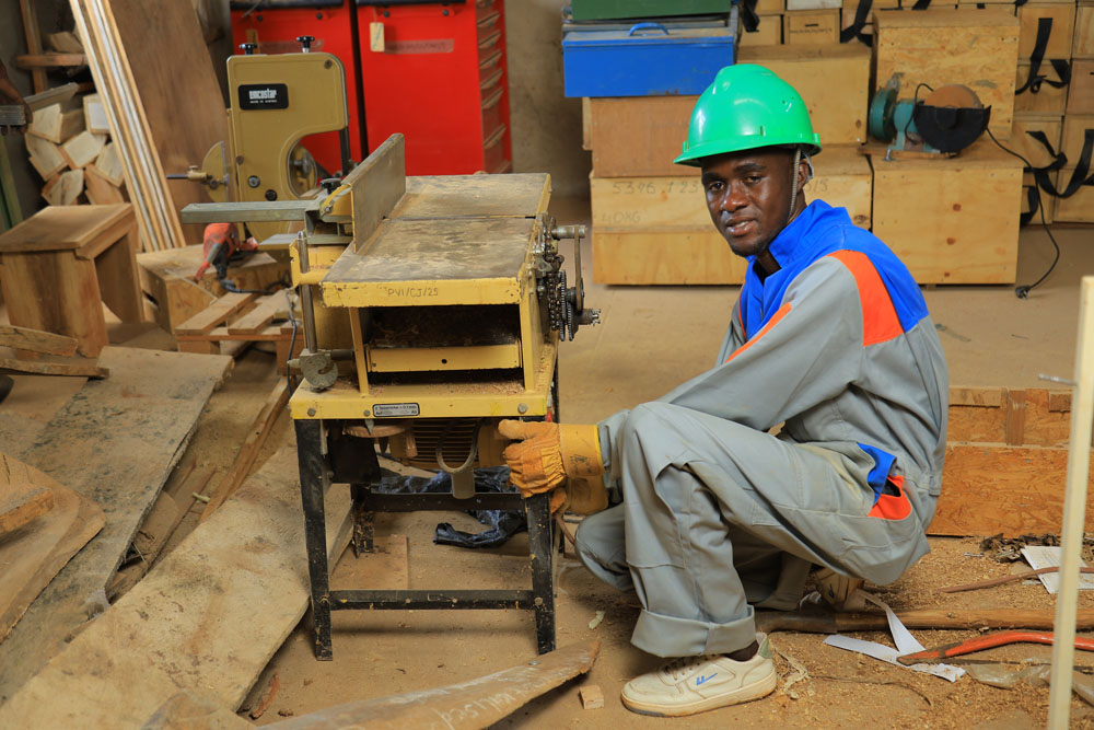 tonny-mukisa-houtbewerker-vakopleiding-timmerwerkplaats-equip-ngo-oeganda