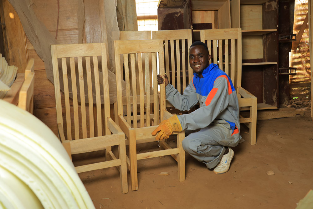 workshop-oeganda-tonny-mukisa-houtbewerker-ondernemerschap-equip-ngo
