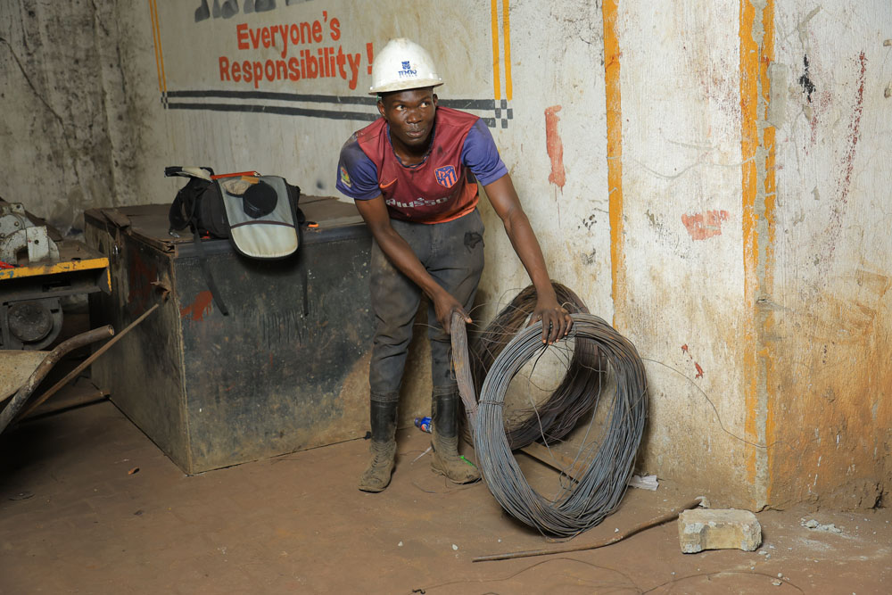 zachia-makoha-in-de-werkplaats-vakman-equip-ngo-oeganda