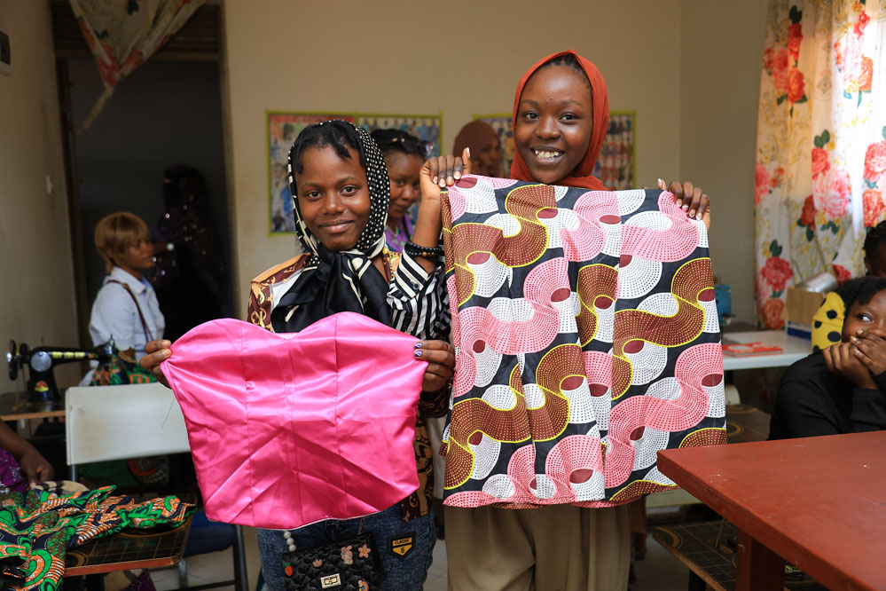 meisjes-naaimachine-zelfredzaamheid-gered-gereedschap